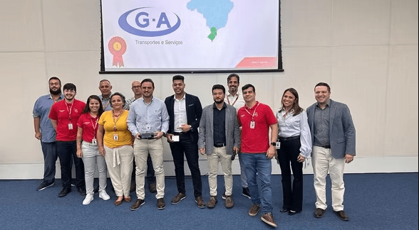 Equipe do Grupo G-A recebendo o prêmio Carrier Awards da Colgate